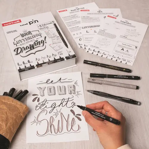 Marker Uni pin gift set Lettering + tehnička ol M5-228 u kutiji 8/1-1